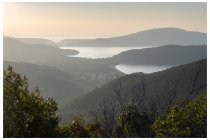 01s  Per quest'anno, non cambiare, stessa spiaggia stesso mare.... e infatti siamo tornati per l'ennesima volta all'isola d'Elba. Nei 15 giorni passati in campeggio a Lacona, ho fatto 4 giretti in bici, giusto la mattina perchè ancora un pochino ci tengo alla vita. Più o meno sono passato dai soliti posti visti anche negli anni scorsi, in fin dei conti non è la Sardegna, si fa molto in fretta a girarla, questo per dire che non starò li a raccontare per benino i giri, sarà giusto una galleria degli scatti più decenti, con qualche info quà e là, tipo che in questa foto si vedono il golfo di Stella e quello di Lacona dal passo del Monumento