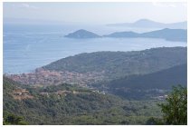 10s  in basso Marciana Marina, più su il capo dell'Enfola