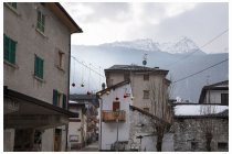 01s  Giretto a piedi da Aprica verso l'arrivo della seggiovia Magnolta, un postaccio, ma Eli e Nives stanno sciando e da Aprica.... la scelta di itinerari è davvero scarsa. Per di più la giornata è grigia