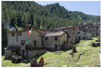 10s  l'alpe Barconcelli, anche qui quasi ogni baita è aperta e vissuta