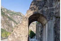 04s  Appena fuori Donnas per un centinaio di metri si transita sui resti di una antica strada romana scavata nella roccia