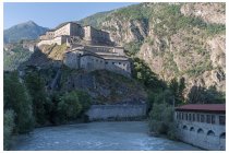 05s  un paio di chilometri dopo Donnas, si passa sotto il forte di Bard. Qualche foto scattata durante un giro tra Aosta e il forte cliccando   QUI