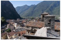 09s  all'inizio della salita non ho trovato alternative, tocca percorrere la strada principale, un pò trafficata, ma molto larga. In realtà sulla mappa c'era una strada verso il castello che poi diventava sterrata, ho chiesto ad un locale e mi ha detto che non è fattibile, ma non so se ho fatto bene a fidarmi, per esperienza spesso i locali non ne sanno nulla.....