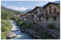 11s  prima di Challand Saint Victor abbandono la strada principale e percorro una tranquilla secondaria, sbuco così alla piccola borgata di Issolaz