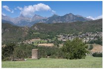 13s  in basso la torre Bonot, poi il paese di Challand, sullo sfondo i monti sopra il vallone di Champdepraz, tra cui a sinistra spunta l'accuminato monte Avic  (3006m) che da anche il nome al parco naturale. A piedi ho fatto un paio di giri da quelle parti, uno al monte Barbeston (clicca   QUI  ) e un altro al rifugio Barbustel e al gran Lac (clicca   QUI  )