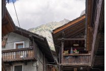 19s  riprendo a pedalare e dopo un tratto in salita sulla strada principale mi infilo in Brusson, uno dei borghi più grandi della val d'Ayas