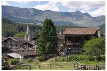 26s  Extrepieraz (1340m), sullo sfondo pascoli e boschi dove scorre il Ru Courtaud, ci avevamo fatto un bel giretto con Nives , clicca  QUI