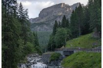 29s  fatta colazione in una deserta (ancora per poco)  Champoluc, proseguo verso la funivia e poco oltre lascio l'asfalto in direzione "alpe Ciarcerio"