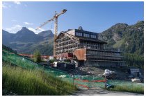 33s  qui stanno costruendo l'ennesimo albergone in quota lungo le piste che tra qualche anno non avranno più neve