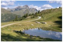 34s  lago Saler inferiore, qui il paesaggio si fa davvero bello, peccato per quegli affari dell'impianto di innevamento artificiale