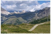 44s  sulla destra il vallone delle Cime Bianche, l'ultima vallata priva di impianti di risalita e piste, ma in realtà il progetto per costruirle c'è, maa c'è anche un comitato che si batte per salvarlo, clicca  QUI