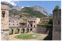 01s  Agosto è arrivato, la mia idea era di fare un giretto in bici di 4 o massimo 5 giorni tra da zona di San Candido e il Comelico, ma poi il meteo avverso e la mancanza anche di un paio di giorni, mi ha dirottato dalla parte opposta delle alpi,  tra il Cuneese e la Francia. Zone che ho già visto in realtà , un pò a piedi e un pò in bici. Un giretto di giusto 48 ore da macchina a macchina spezzato in un giorno pieno e due mezze giornate.  Nella foto il forte di Vinadio, nella valle Stura di Demonte (CN)