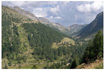 09s  una deviazione dalla strada per il passo conduce con qualche tornante alla balconata dov'è posto il santuario. Nella foto si vede bene il colle della Lombarda che raggiungerò la mattina del secondo giorno