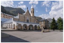 10s  Alle 17 raggiungo il santuario. Pernotterò qui, ci sono parecchie camerate tipo posto tappa escursionistico, ma anche camere di livello superiore, oltre a edifici interi prenotabili da associazioni tipo scout o oratori,  da gestire in autonomia, c'è anche un parcheggio camper e un'area tende.  Io sono già passato di qui a piedi, durante un trekking di 6 giorni insieme a Eli nell'agosto del 2013, quella volta scendemmo dal colle della Lombarda e piantammo la tenda nei pressi del santuario, allora non c'èra in giro nessuno... questa volta è pieno di gente, cliccate  QUI     per vedere quella bellissima vacanza