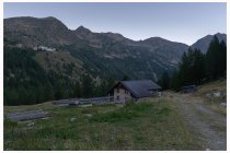 16s  qui già in salita verso il colle della Lombarda, lungo la strada bianca che rimane più bassa rispetto alla classica asfaltata
