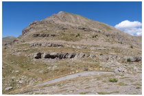 37s  alle 16 raggiugo il col de la Moutiere (2440 m) non c'è nulla a parte un bunker, da qui scendo leggermente e cambio direzione per puntare verso la strada asfaltata che sale da Jausiers verso il colle