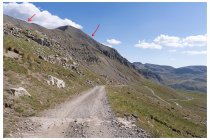 41s  in basso la strada che ho appena risalito, in alto a sinistra il col de la Bonette (2715m), più in centro ho indicato dove passa la strada detta cima de la Bonette (2802m)
