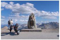 48s  ecco, il punto più alto raggiunto dalla strada, creato solo per superare lo Stelvio, il colle vero e proprio è 85 metri più in basso e perciò più basso rispetto al valico tra Valtellina e Alto Adige (2758m)