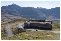 53s  fatto l'anello intorno alla cima scendo verso Jausiers, con una gran voglia di arrivare in campeggio, farmi una doccia e mangiare! Nella foto quel che resta della caserme de Restefond (2550m)