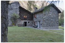 02s  località David in Valnontey, bellissime baite costruite tra due roccioni