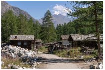 04s  le baite della borgata di Valmianaz (1810m).  La Valnontey è stata devastata da una serie di frane e da un alluvione un paio di anni fa, ancora sono in corso i lavori di sistemazione, per farvi un'idea guardate un video cliccando  QUI