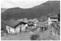 07s  le baite di Solasco, in alto si intravedono le abitazioni di Pigra