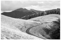 21s  la strada prosegue asfaltata fino al   rifugio Venini  , sullo sfondo i monti di Lenno e Galbiga avvolti dalle nuvole basse