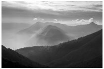 23s  foschie svalicano le dorsali dei monti lariani più a sud, tra cui spicca a destra il Sasso Gordona