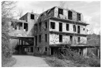 19s  lungo la strada di accesso a Consonno, questo edificio mi sa tanto di biglietteria o comunque cancello di ingresso