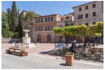 0101s  Castelnuovo Berardenga è l'ultimo centro degno di nota prima di raggiungere la macchina a Pianella, ci fermiamo per un gelato