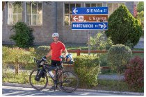 03s  Si parte, il percorso è completamente indicato da cartelli dedicati, anche lungo le strade bianche.  Per la cronaca, io avevo già fatto un bel giro in bici da queste parti con Eli 15 anni fa, cliccate    QUI
