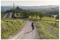 06s  oltre il castello si scende quasi sempre fino a Pianella, prima su strada bianca e poi su asfalto ma senza una macchina in giro