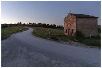 09s  Dopo una veloce cena ripartiamo (dalla parte sbagliata) da Pianella e riprendiamo a salire su strada bianca, faremo solo poco più di tre chilometri prima di accamparci quando è ormai buio. Questa foto è scattata alle 20e30