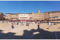 30s  una panoramica di piazza del Campo