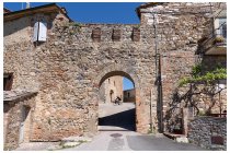 42s  una breve deviazione e saliamo al piccolissimo borgo di Murlo, sulla cima di una collinetta