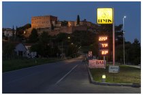73s  alle 20e30 in punto parcheggiamo le bici al benzinaio appena prima di San Giovanni d'Asso, il gasolio è decisamente caro ma il posto offre un piccolo e spartano "ristorante". Prima mangiamo qualche cosa qui, poi torneremo indietro di 500 metri per andare finalmente al campeggio.