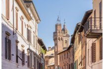 80s  in giro per le strade di Buonconvento diverse pellegrini impegnati lungo la via Francigena