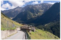 12s  la borgata di Fumero a circa 1500 metri di quota, tra non molto la strada termina, o meglio, diventa sterata