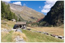 16s  il rifugio La Baita, qui mi fermo per un panino e una fetta di torta, prima di salire al "piano successivo"  della valle