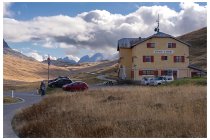 32s  rifugio Berni, ormai il peggio è passato, non manca molto al passo del Gavia, ma mi devo mettere la giacca perchè inizia a fare proprio freschino!