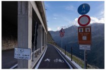 42s  lungo la salita del Gavia, versante Bresciano, c'è una famosa galleria, da quest'anno si può evitare in bici, è terminata la sistemazione della vecchia stradina