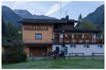 47s  per la notte ho piantato la tendina al camping Presanella di Temù, prezzi nella media ma servizi sopra la media, c'è anche un'attrezzata cucina a disposizione! Consigliato