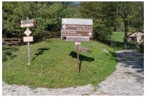 50s  inizio a salire tra le case di Vezza, subito pendenze abbondantemente in doppia cifra, ma almeno su asfalto.... Alla località Grano, dove termina la strada percorribile in auto liberamente, inizia la parte più tosta, subito mulattiera lastricata (il peggio). Qui è dove avevo parcheggiato quando ho fatto l'escursione in val Grande (link nelle foto precedente), quella volta ero andato a destra, questa volta vado a sinistra, indica il Mortirolo ma in realtà si sale ad un passo 230 metri più alto.... poi si scende al Mortirolo