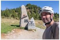 60s  rapido passaggio di 10 secondi al passo del Mortirolo, poi invece di scendere proseguo in quota su una bella strada asfaltata che porta verso Trivigno, l'ho già percorsa quando ho salito il Mortirolo insieme a Eli per la classicissima da Mazzo di Valtellina, era il 2021, clicca   QUI