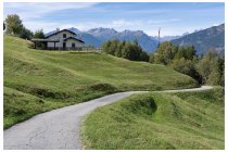 66s  11 chilometri di discesa per perdere 1200 metri di quota, dal passo di Guspessa a Sernio, prima tutto nel bosco, poi con belle radure e pascoli. Macchine zero.