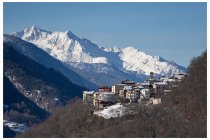 04s  Doverio, con sullo sfondo le orobie valtellinesi