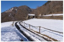 05s  man mano che salgo la neve aumenta e dalle baite di Niffa l'asfalto non si vede più. Non ho nemmeno portato le ciaspole, a queste quote c'è comunque troppo poca neve