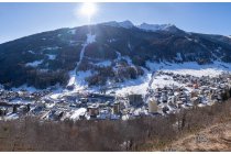 22s  alle spalle della chiesa di Aprica parte un sentierino tra i prati che si infila subito nel bosco e prosegue a mezzacosta con punti panoramici sulla vallata
