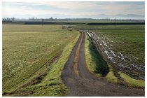 01s  Come negli anni scorsi, nella stagione fredda faccio qualche giro nella bassa, in modo da evitare salite e sudate fastidiose quando la temperatura è prossima allo zero.  Questa volta partenza da Guardamiglio, provincia di Lodi, poco prima del ponte che attraversa il Po lungo l'autostrada appena prima di entrare in Piacenza. Con l'amico Andrea, due pedalate e siamo fuori dal paesino, subito tra i campi