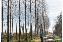 07s  in questa zona fangosa ci capita una cosa strana. Ci siamo fermati e Andrea ha sentito un rumorino, come di aria "soffiata", aveva bucato la ruota anteriore. Così perdiamo una ventina di minuti a cambiare la sua camera d'aria nella gomma tutta sporca di terra. Appena stiamo per ripartire mi accorgo che anche la mia ruota anteriore era a terra!! Quasi in realtà, non era proprio a terra, io ho le gomme latticizzate ed è bastata una bella gonfiata per ripartire.